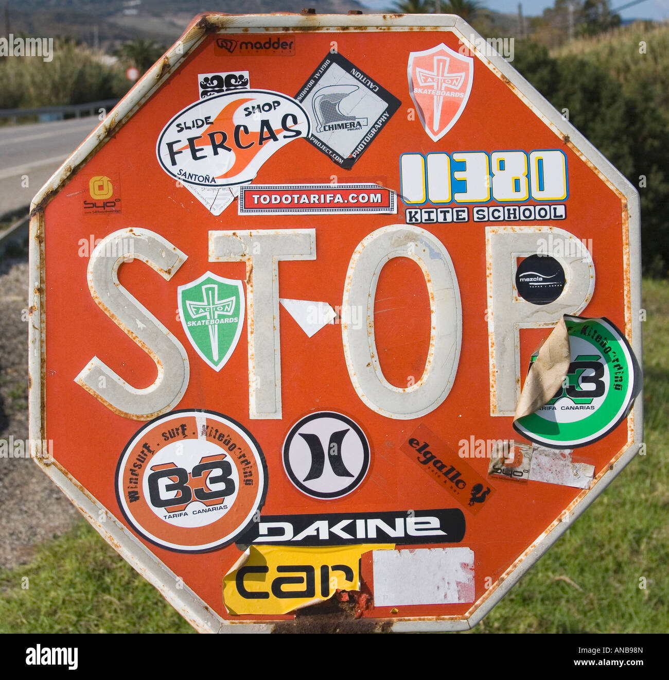 Tarifa Cadiz Provinz Spanien Stop Zeichen voller Werbeaufkleber Stockfoto