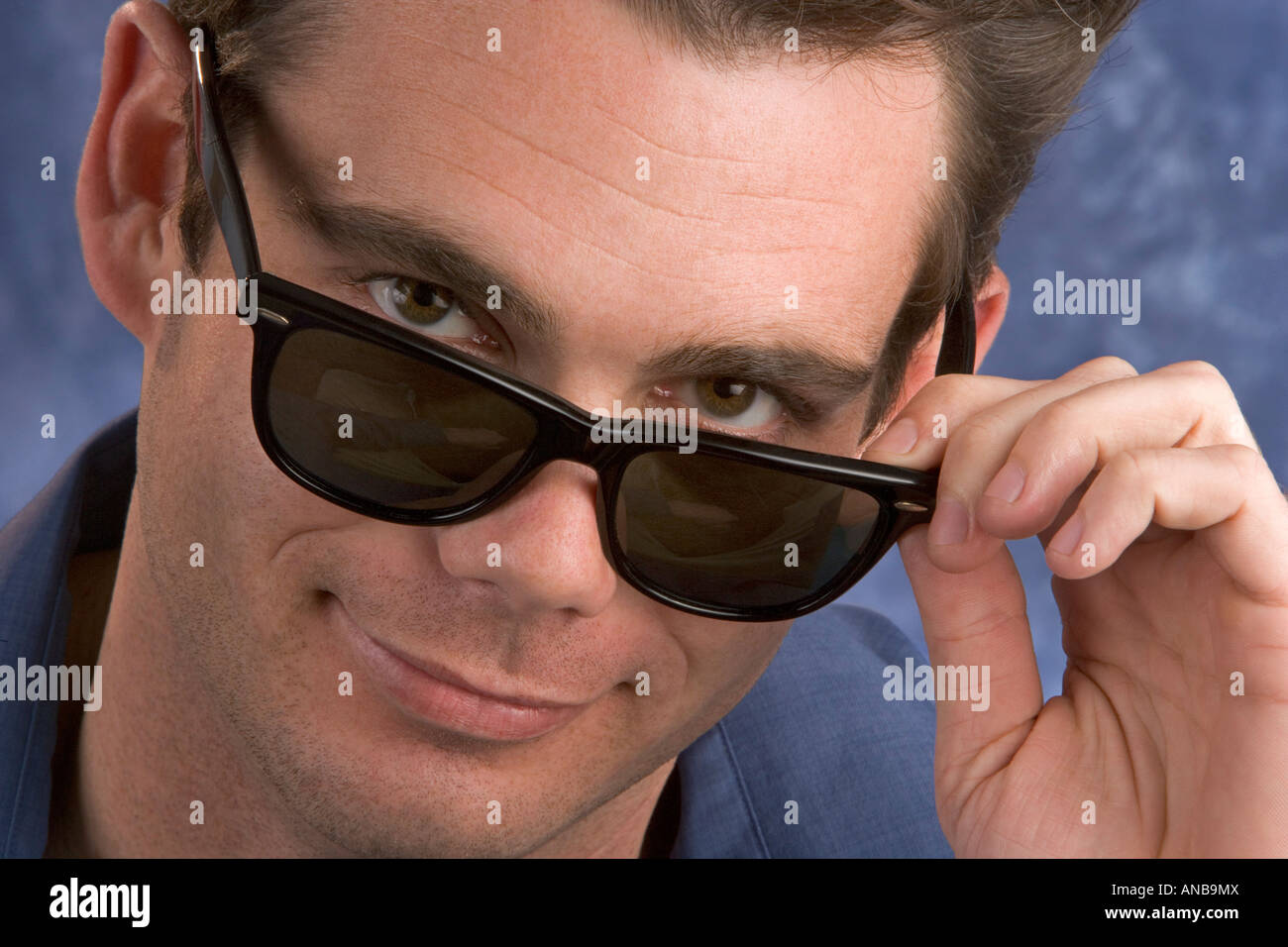 Ein Mann sieht die riskantes Geschäft mit Sonnenbrille Stockfoto