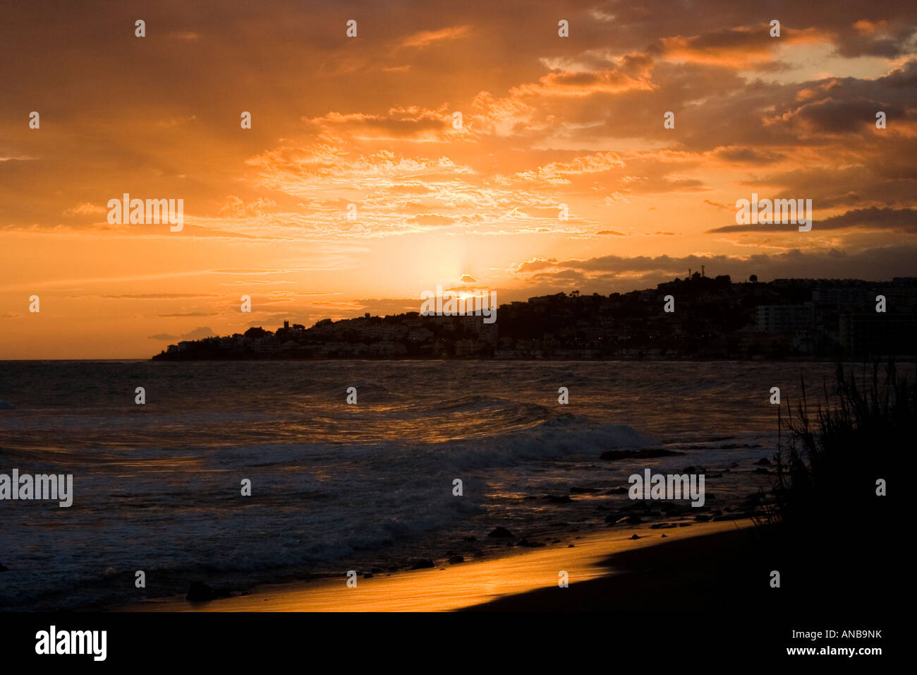 Fuengirola Malaga Provinz Costa del Sol Spanien Sonnenuntergang über Meer Stockfoto
