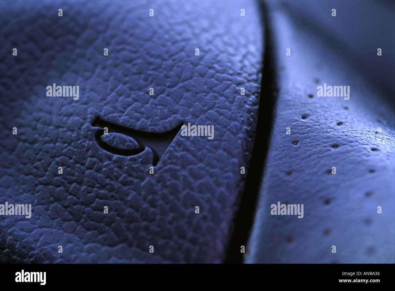 Horn-Symbol auf einem Auto Lenkrad Stockfoto