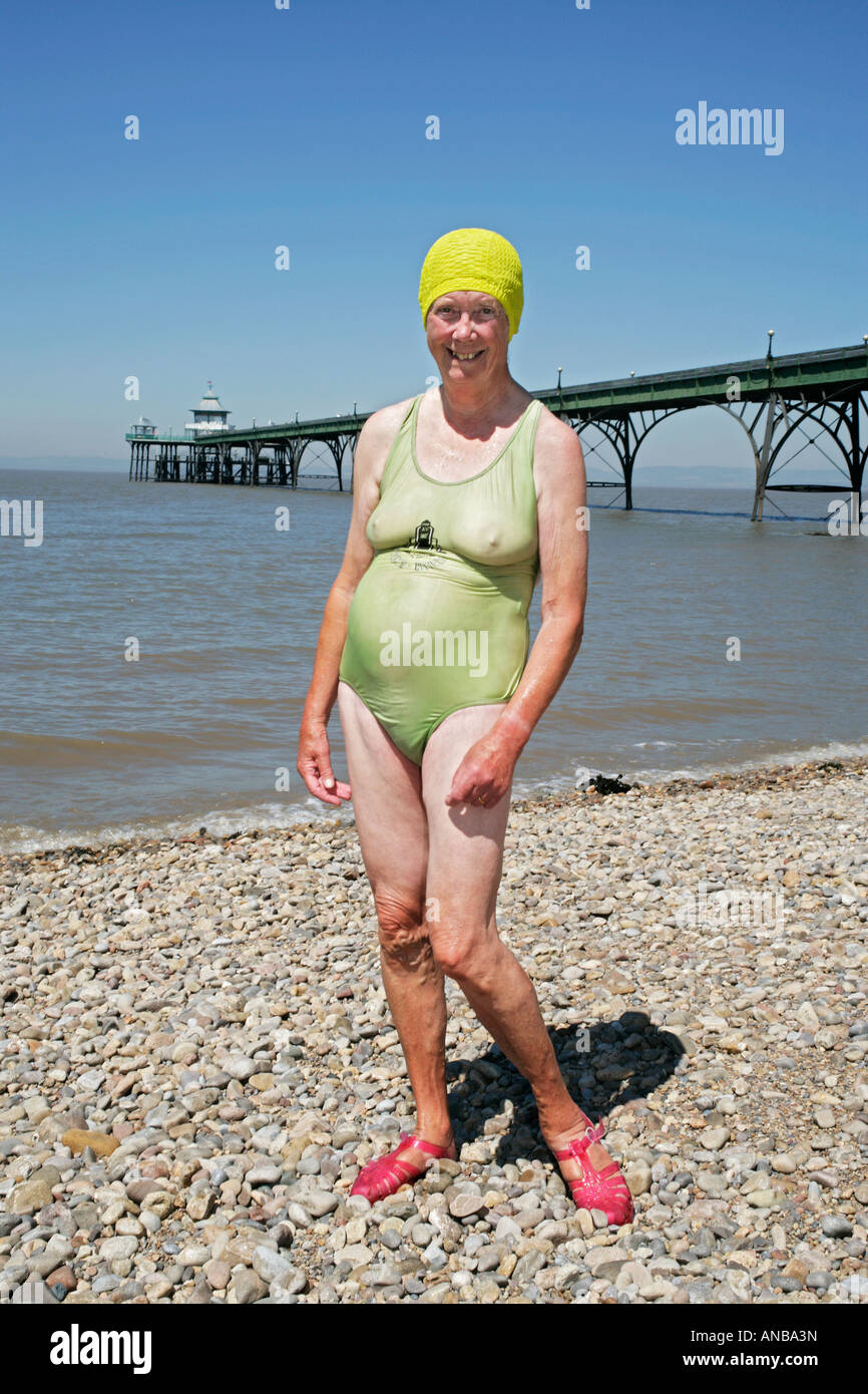 Alte oma strand -Fotos und -Bildmaterial in hoher Auflösung – Alamy