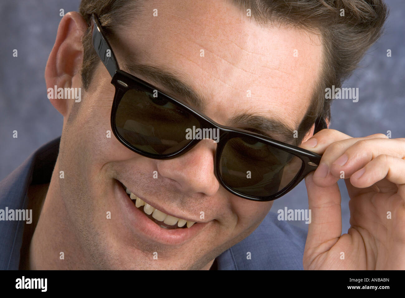 Ein Mann sieht die riskantes Geschäft mit Sonnenbrille Stockfoto