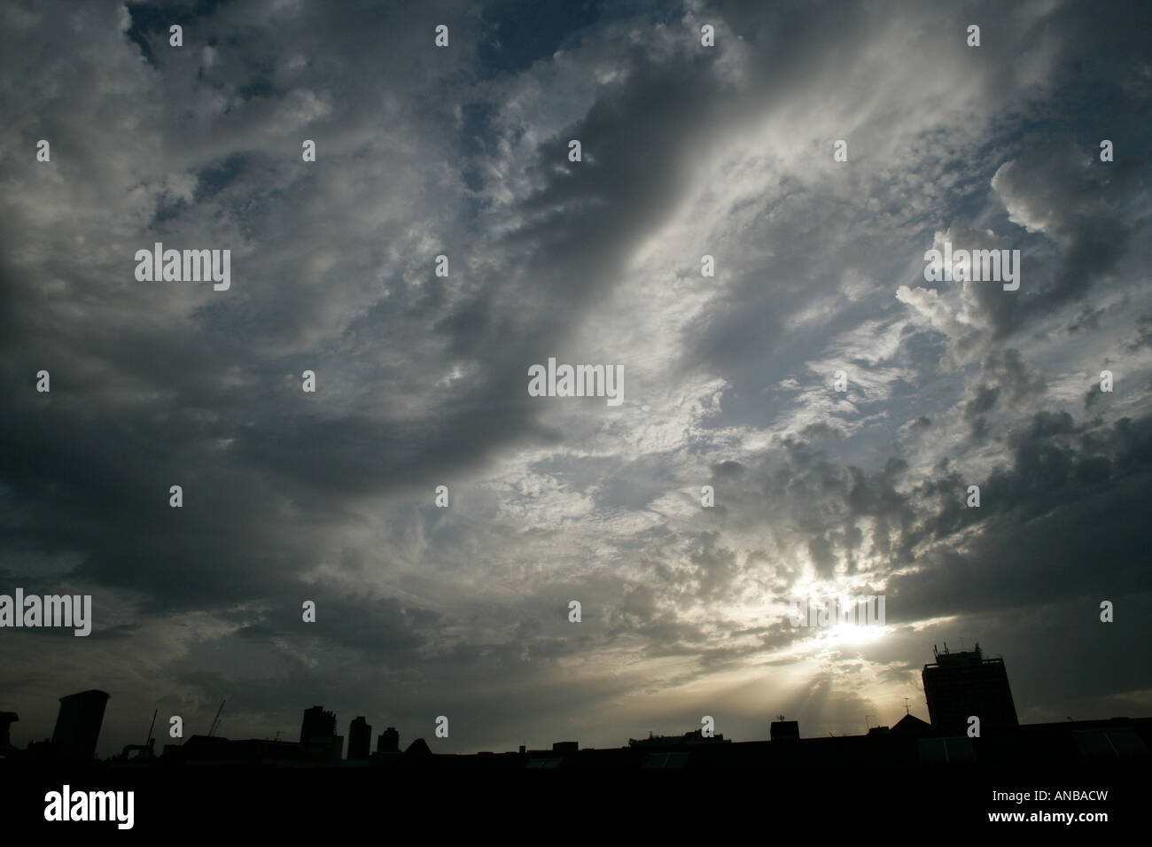 Die Sonne bricht durch böse Wolken über der Skyline von London in England Stockfoto