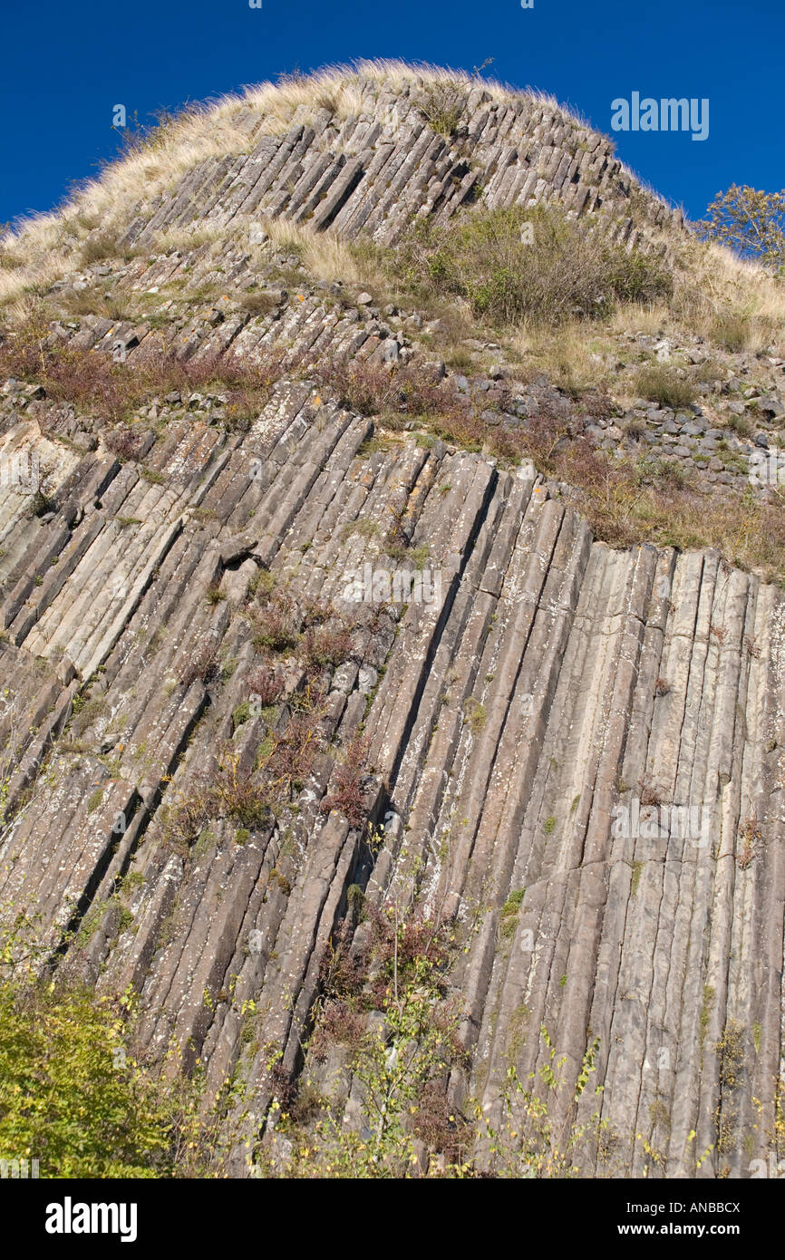 Basaltsäulen im Zentrum von Usson (Puy de Dôme - Frankreich). ORGUE Basaltique au Centre du Village d' Usson (Frankreich). Stockfoto