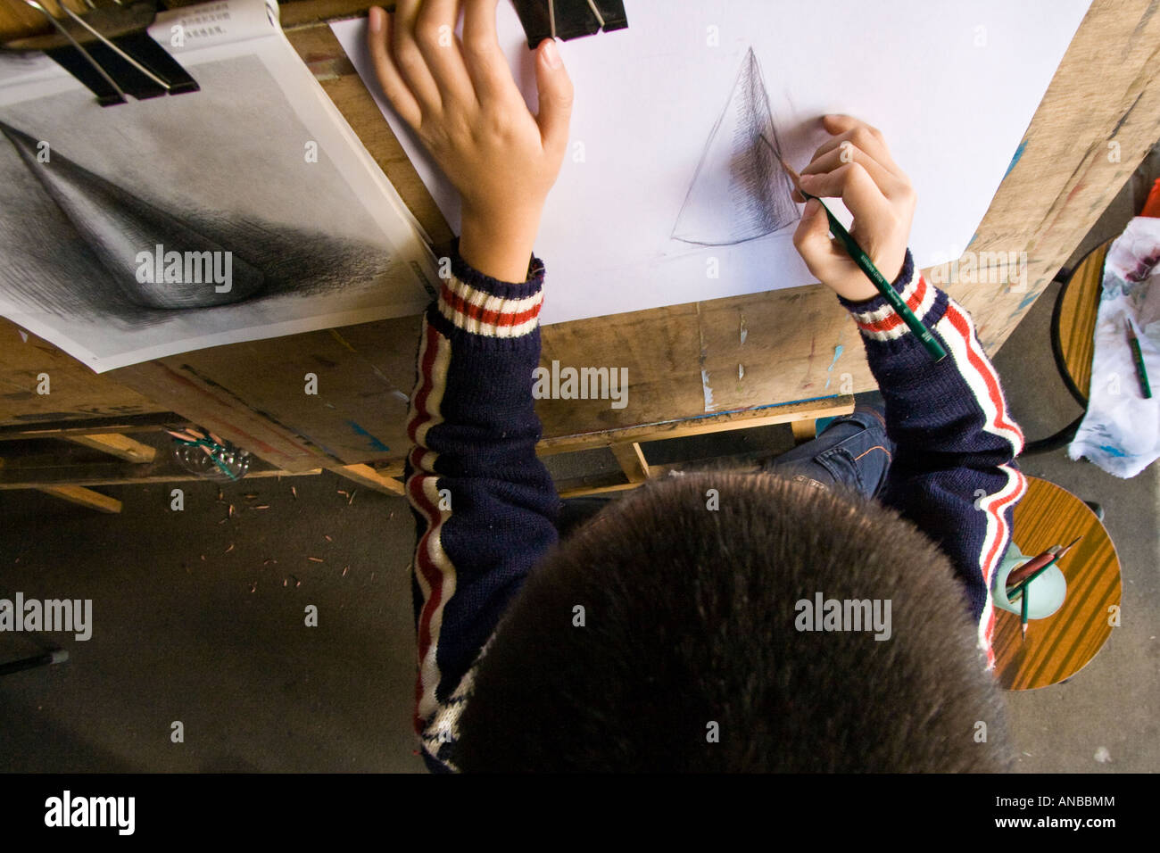 Chinesische junge skizzieren Da Fen Malerei Dorf Shenzhen China Stockfoto