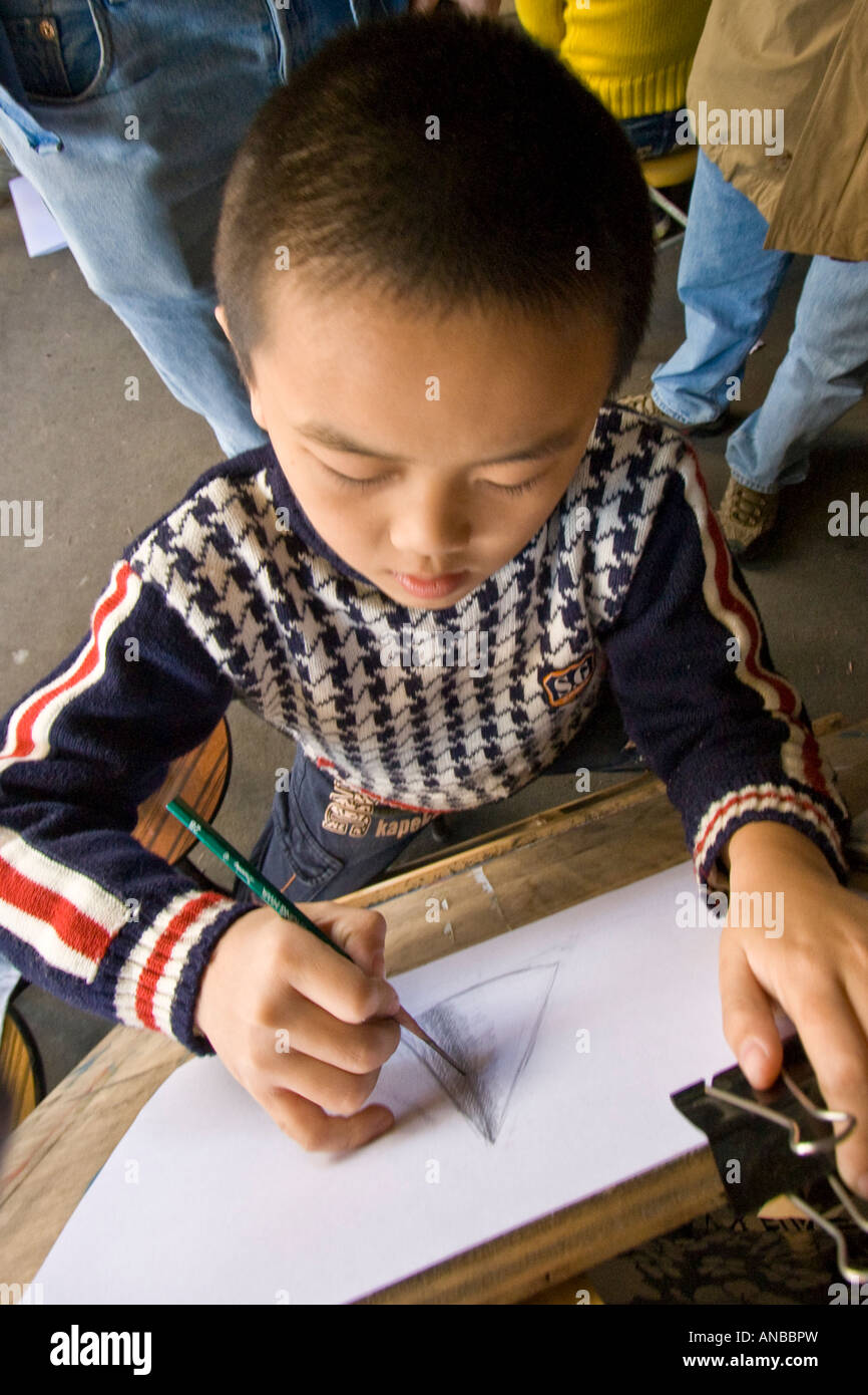 Chinesische junge skizzieren Da Fen Malerei Dorf Shenzhen China Stockfoto