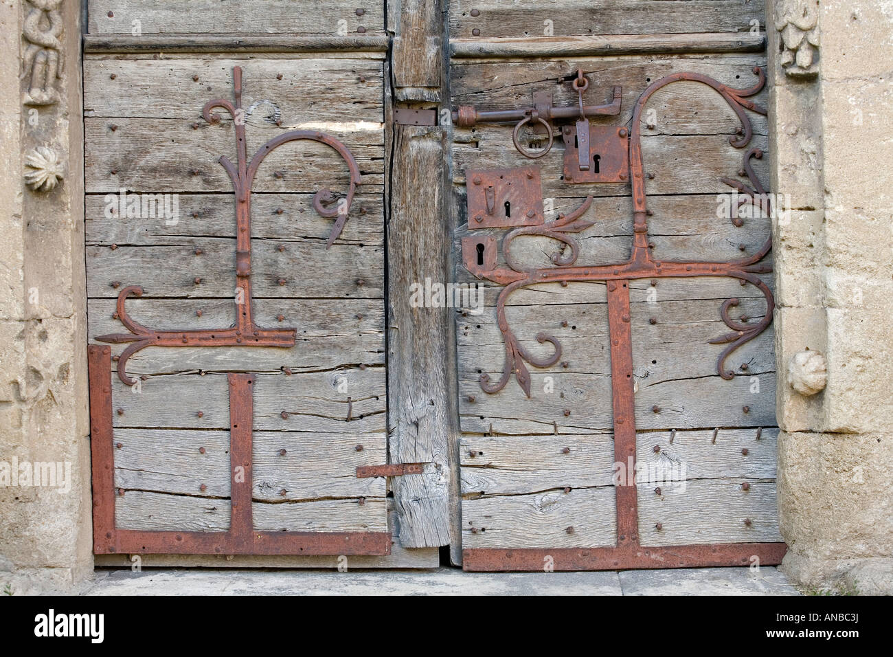 Der Mailhat romanischen Kirchentür mit seiner bemerkenswerten Schmiedeeisen Türbänder (Frankreich). Stockfoto