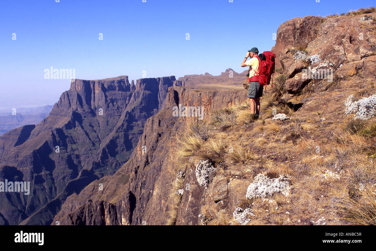 Ein Blick auf das Amphitheater in den Drakensbergen Wanderer Stockfoto
