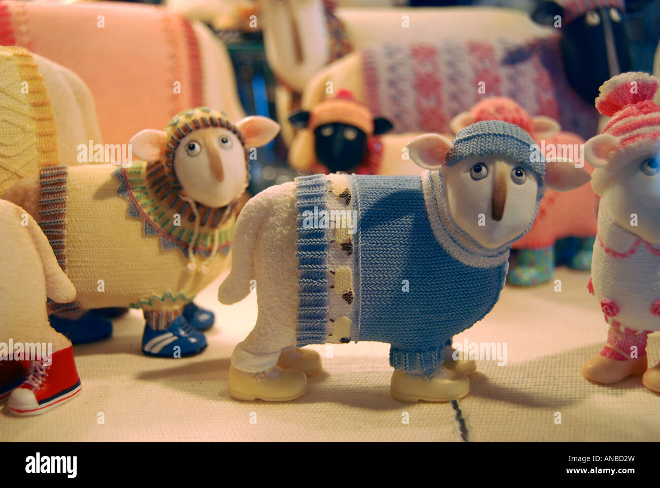 Kinder kuschelige gestrickte wollene Schafe auf dem Display in einem Schaufenster Stockfoto