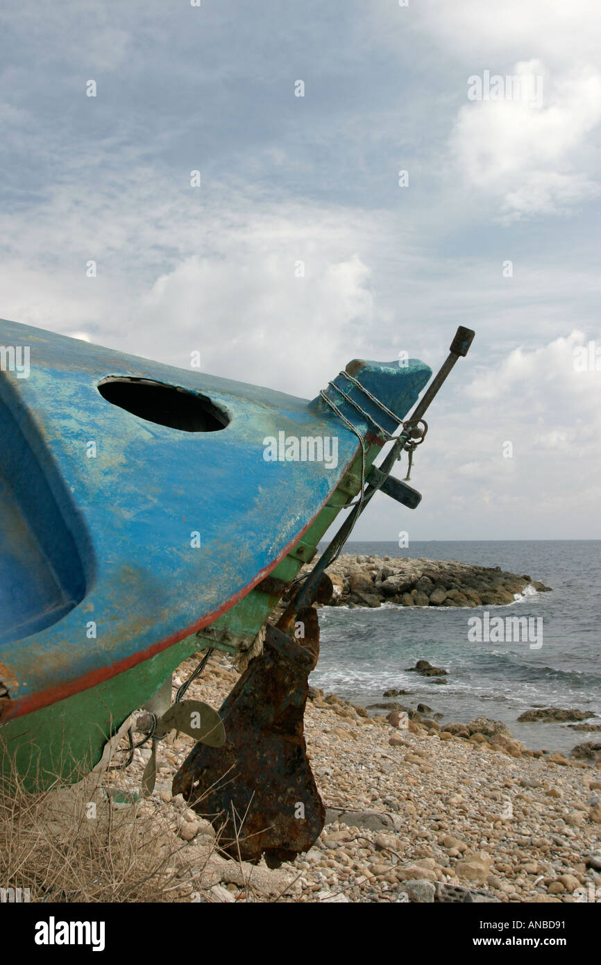 Verlassene, abgenutzt, blauen Fischerboot Stockfoto