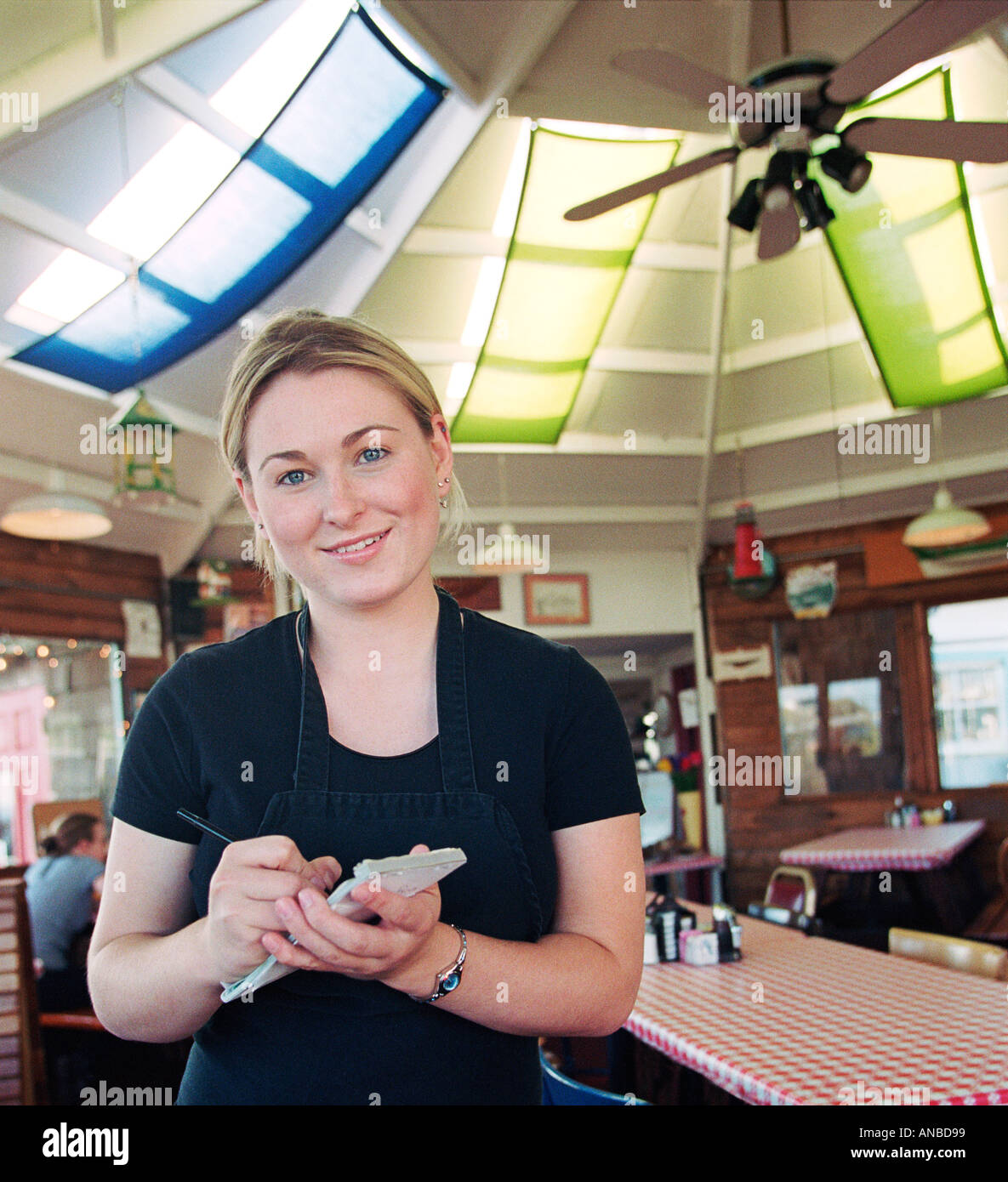 Kellnerin im Restaurant mit Notizblock und Stift bereit, um Ihre Bestellung Stockfoto