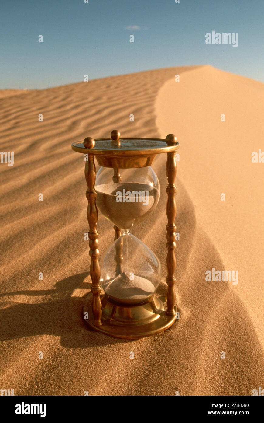 Sand der Zeit Sichten einer Sanduhr draußen sitzen auf einer Sanddüne Stockfoto