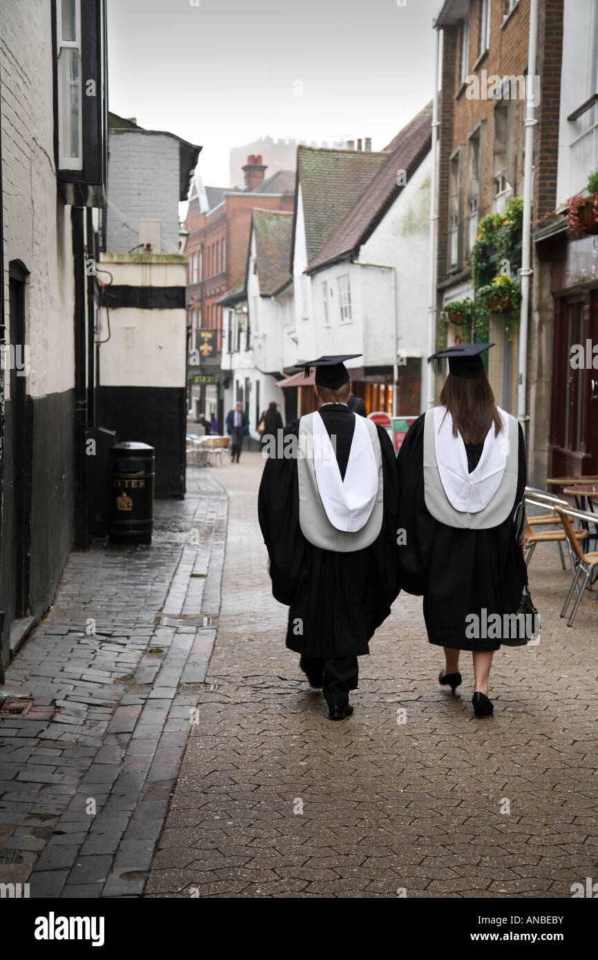Absolventinnen und Absolventen finden ihren Weg nach der Graduierung Zeremonie, University of Hertfordshire, St Albans, England Stockfoto