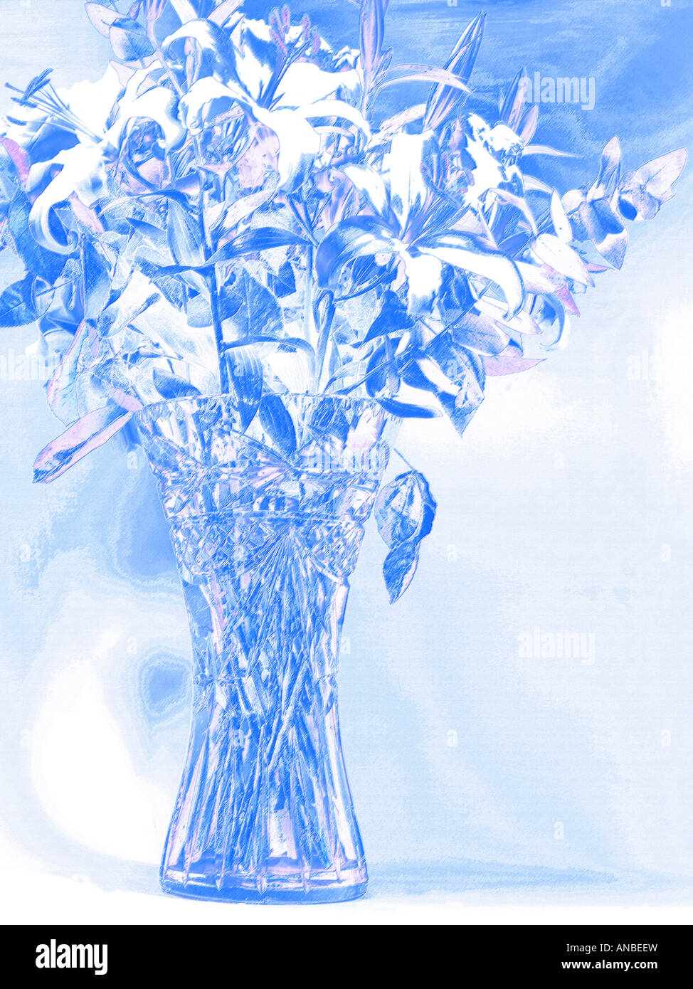 Vase mit Blumen Kristallvase mit Lilien und Rosen Stockfoto