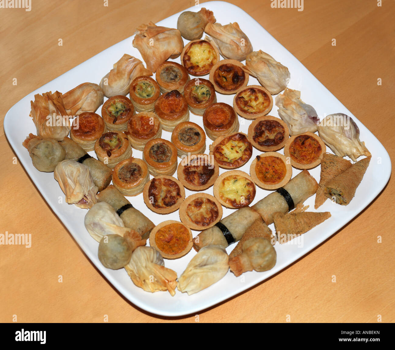 Party Essen auf einem weißen Teller Stockfoto