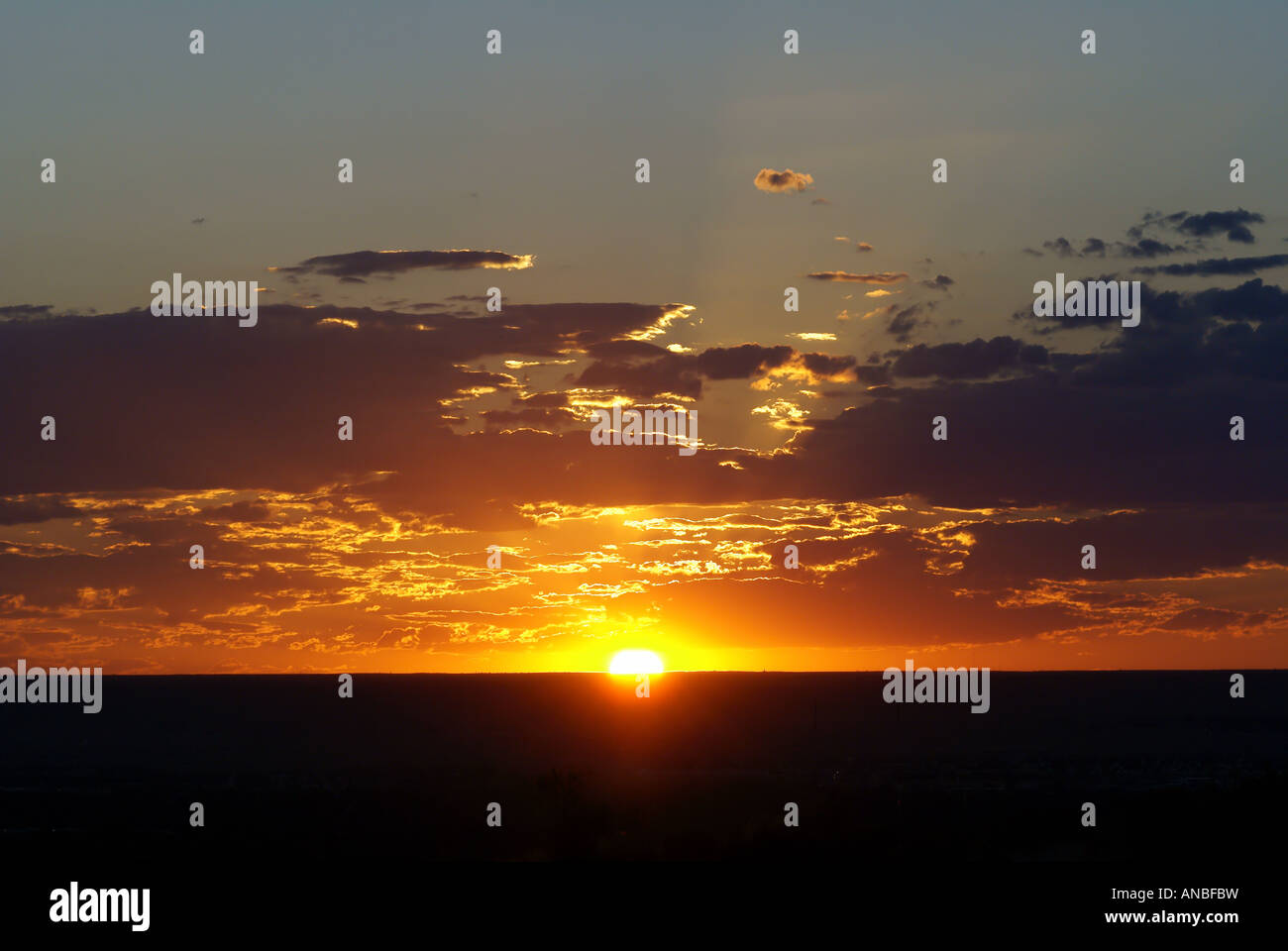 Lebendige Sonnenuntergang über Albuquerque, New Mexico. Stockfoto