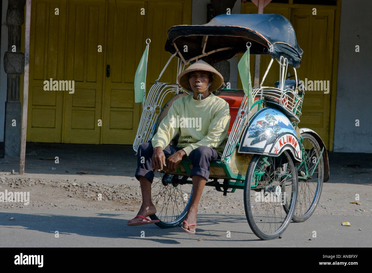 Man ruht auf seinem Becak-Rikscha-Fahrrad-Taxi-Solo-Java-Indonesien Stockfoto