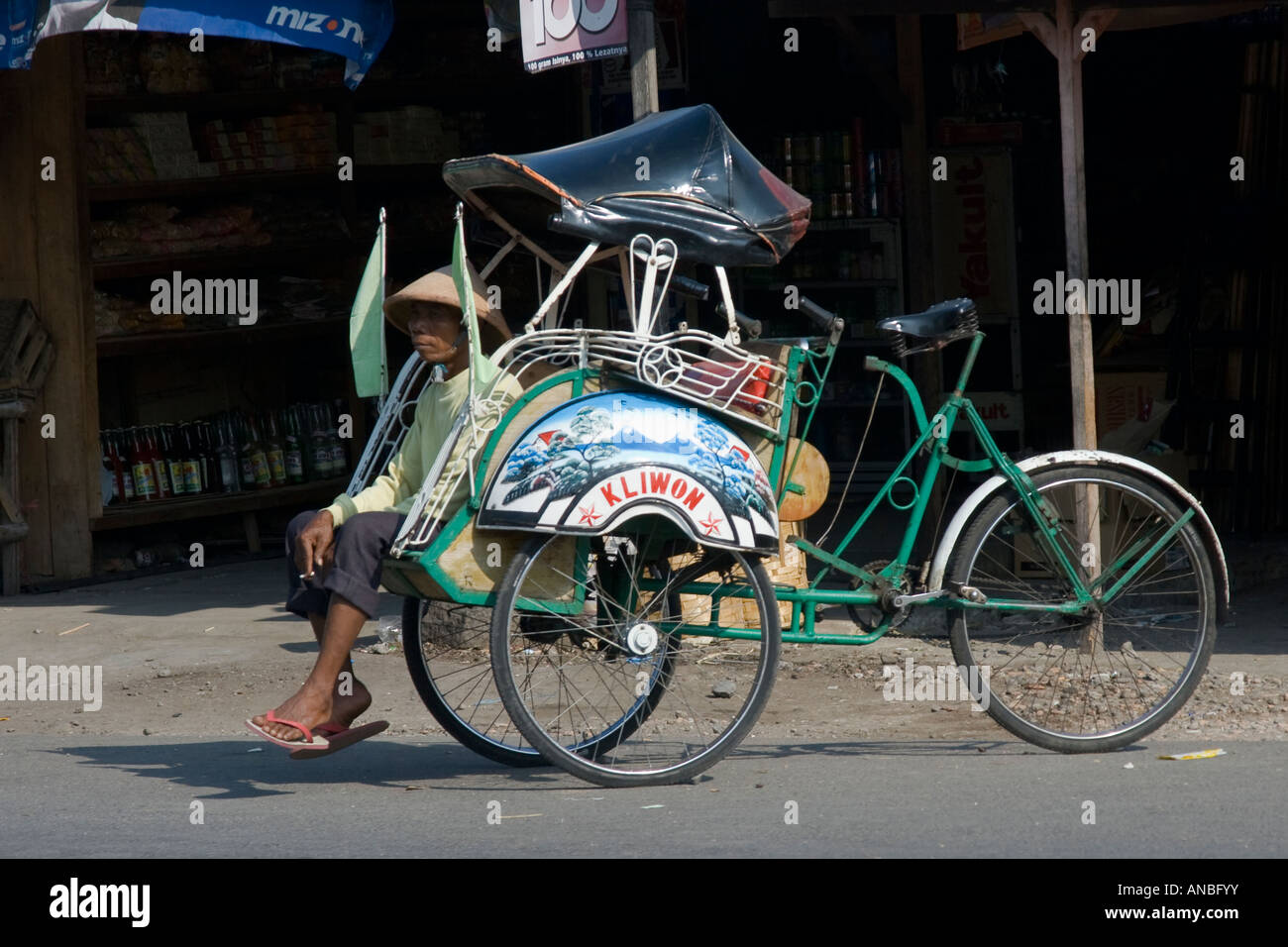 Man ruht auf seinem Becak-Rikscha-Fahrrad-Taxi-Solo-Java-Indonesien Stockfoto