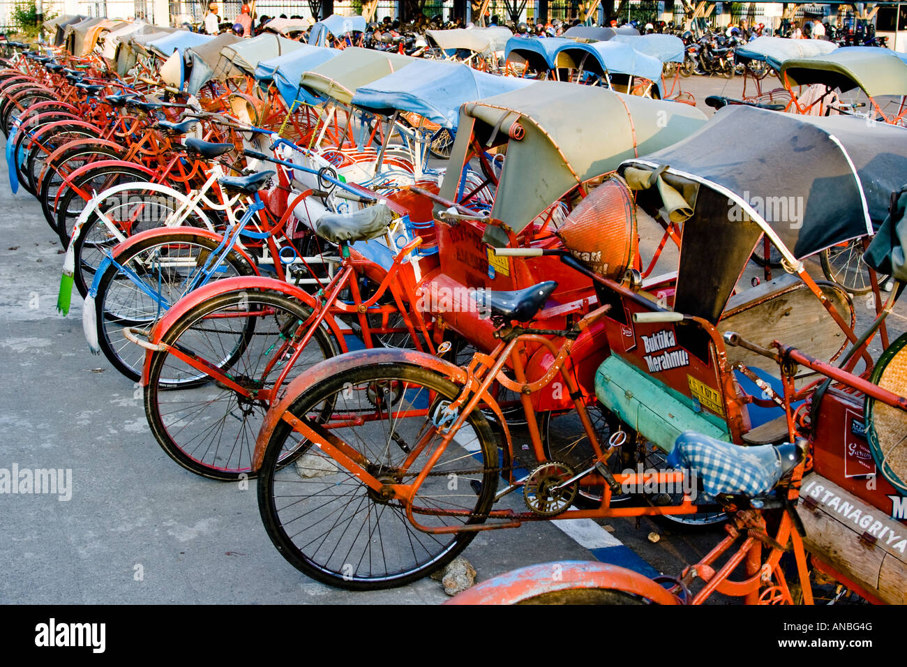 Reihe von Becak-Rikscha Fahrrad Taxis Solo Java Indonesien Stockfoto