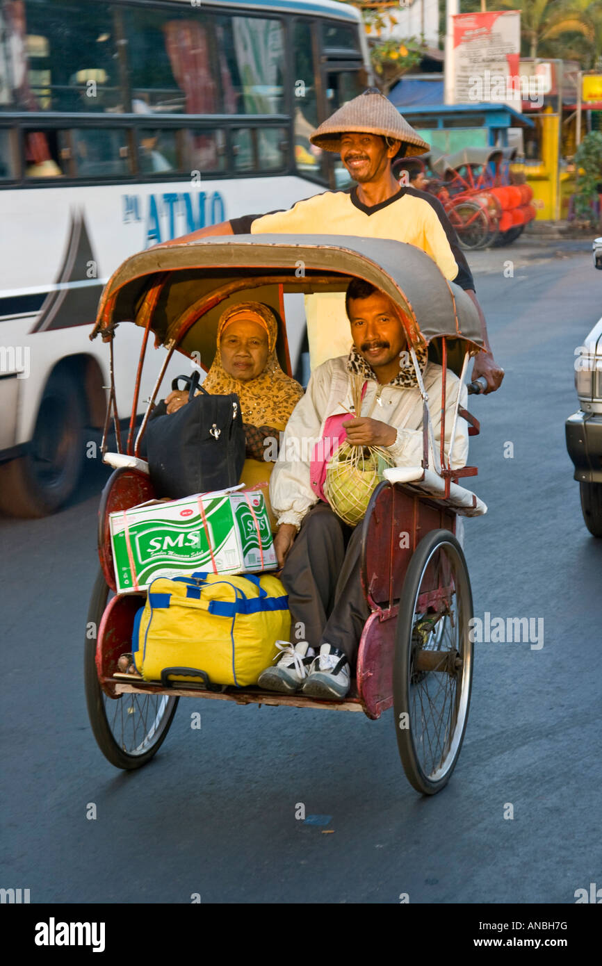 Passagiere mit einem Becak-Rikscha Fahrrad Taxi Solo-Java Indonesien Stockfoto