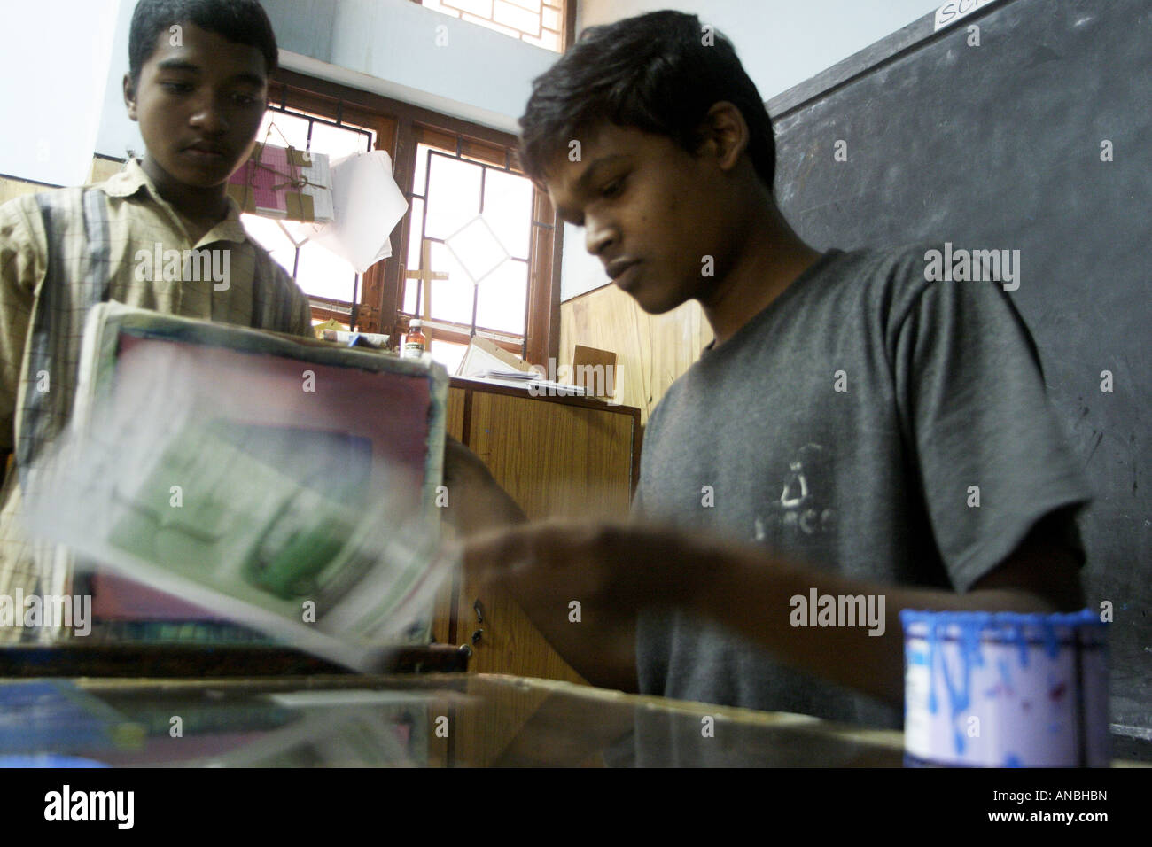 Eine Jugend in Bangalore lernt Bildschirm drucken Teil eines beruflichen Bildung abzielen, Jugendliche von der Straße zu halten. Stockfoto