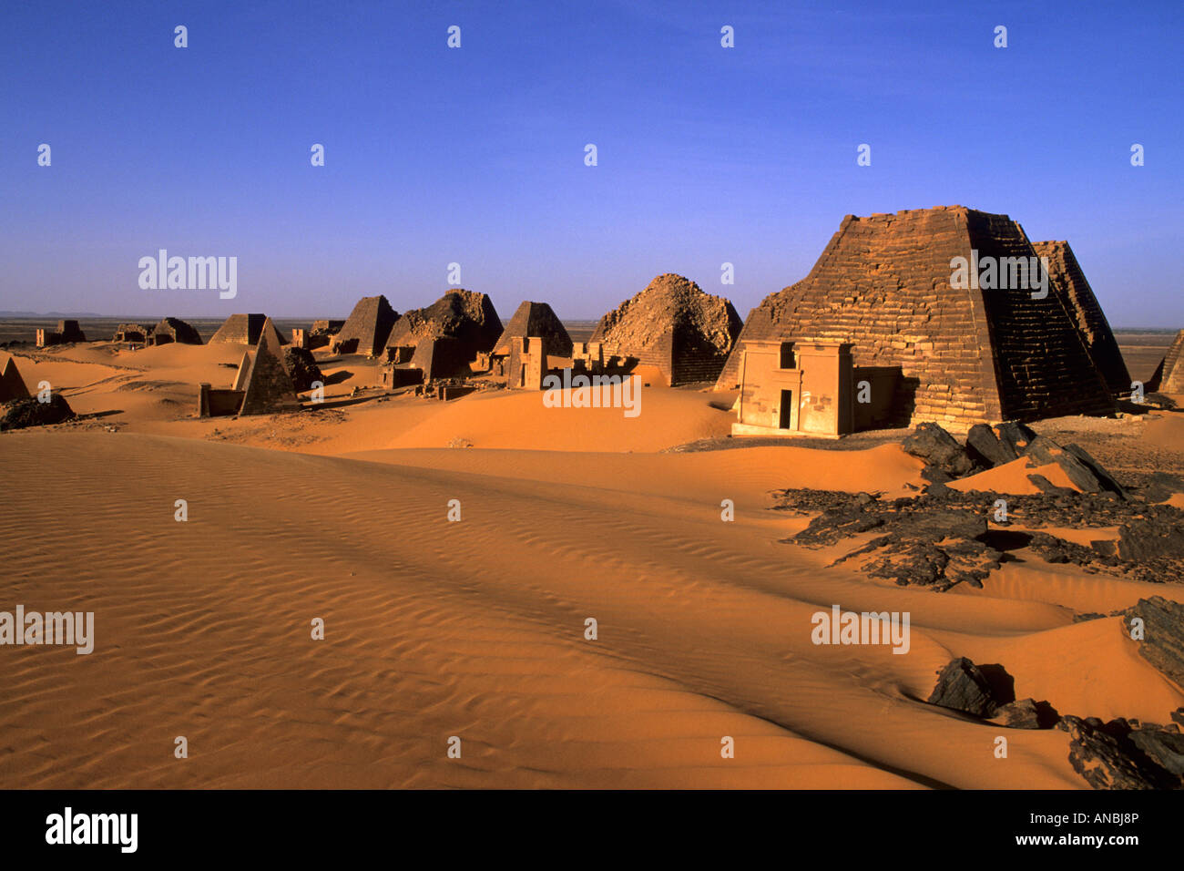 Die antiken Ruinen der Pyramiden von Meroe in der Wüste Sahara Stockfoto