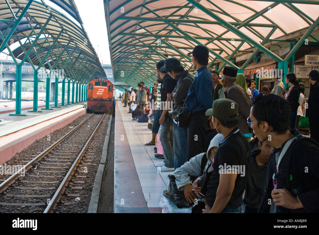 Schulung von Menschen warten auf der Plattform ankommenden Surabaya Java Indonesien Stockfoto