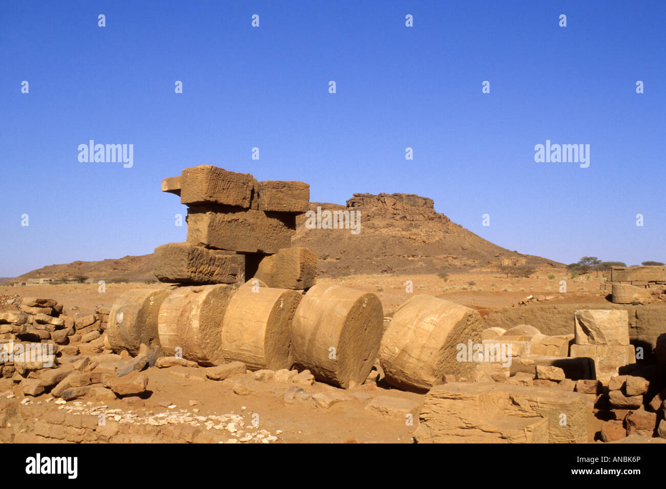 Die gefallenen und zerfallenden Ruinen einer Spalte aus einem Tempel in der archäologischen Stätte von Naga Musawwarat Es Sufra Stockfoto