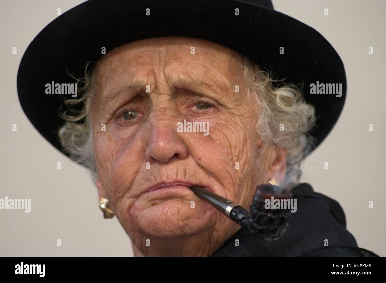 Alte spanische Frau Pfeife Stockfoto