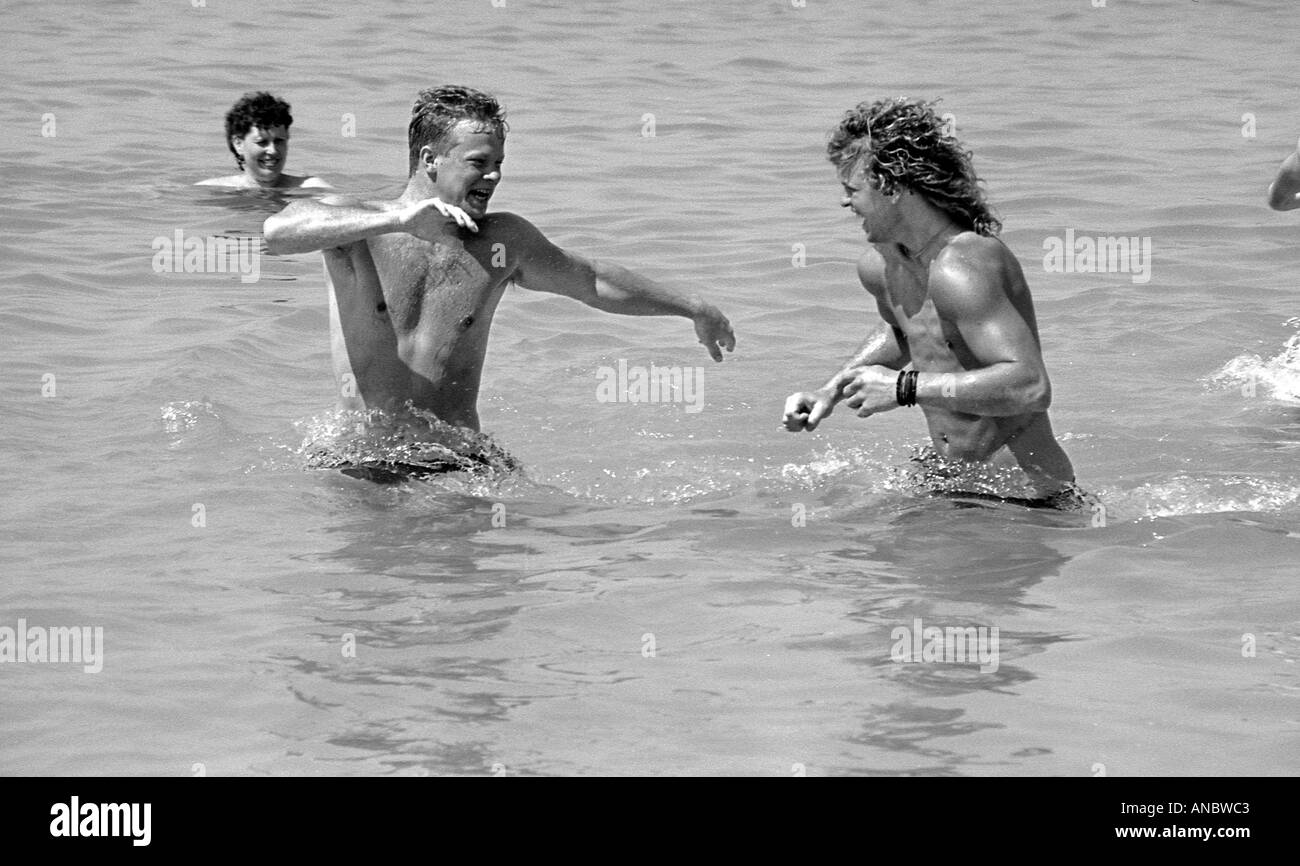 Zwei junge Männer, die Spaß im Meer in Magalluf Mallorca Stockfoto