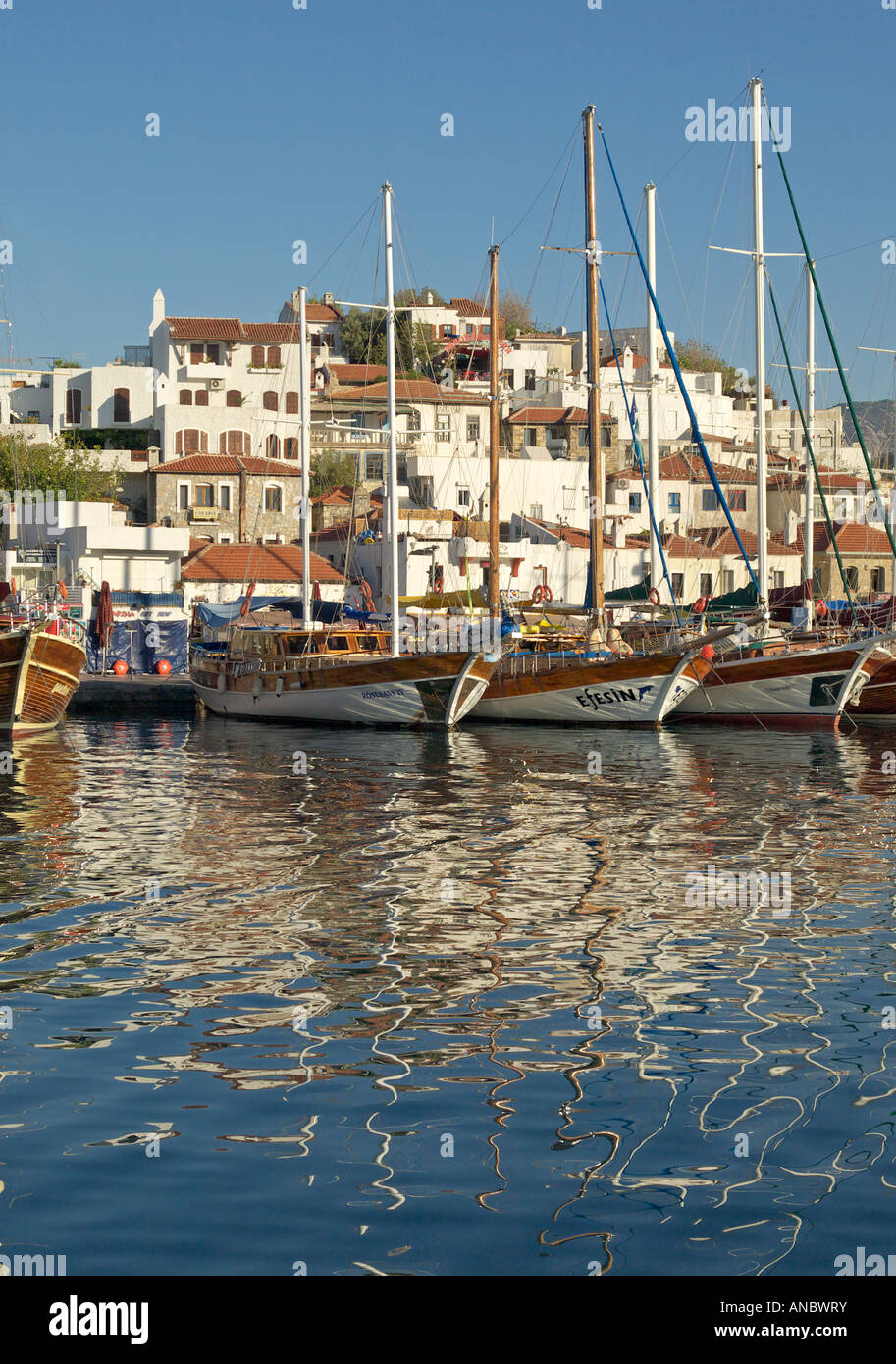 Reflexion der Masten der Boote im Wasser vor der Altstadt von Marmaris