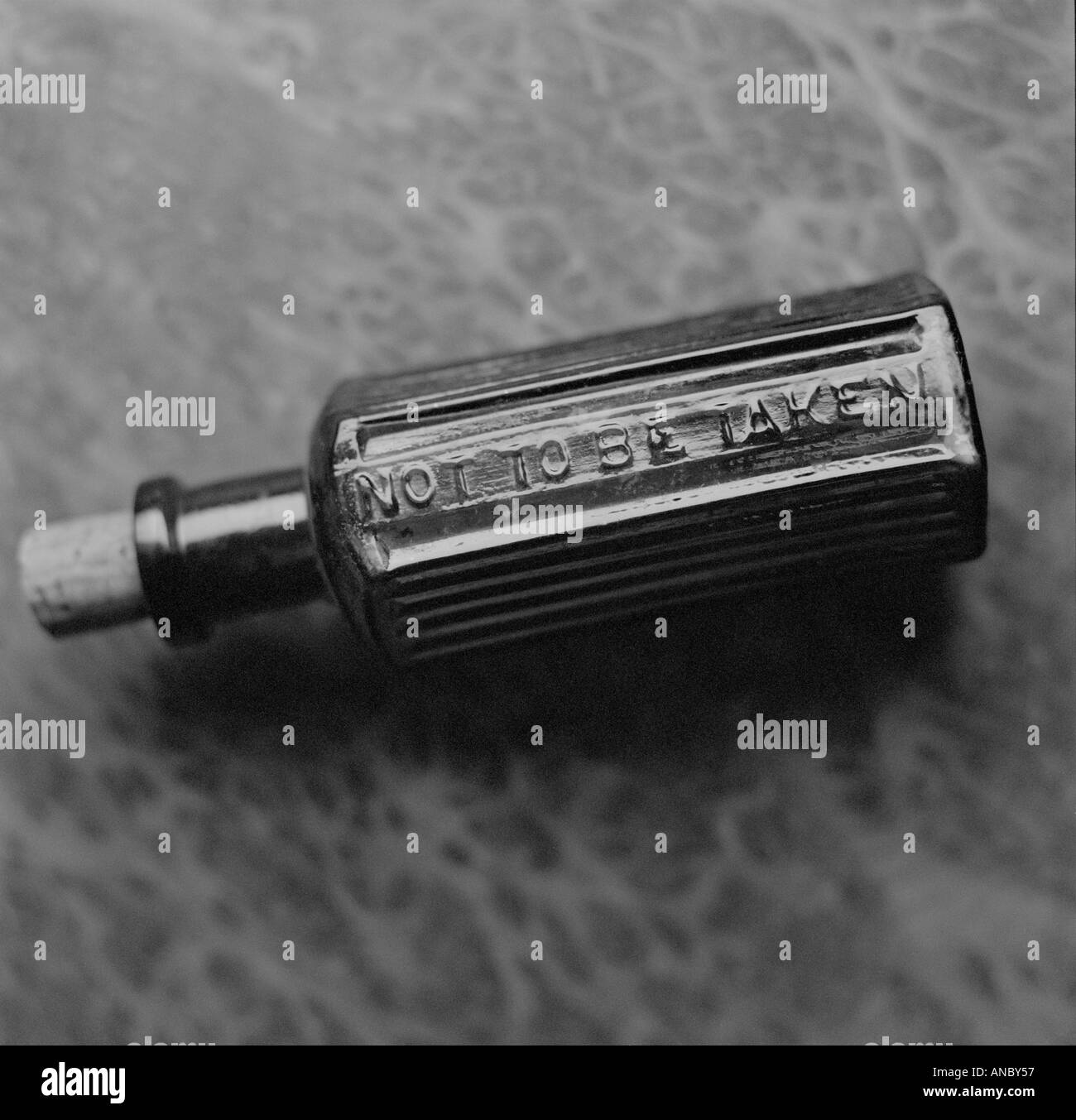 Kleine Flasche mit nicht zu genommen werden auf der einen Seite geprägt Stockfoto