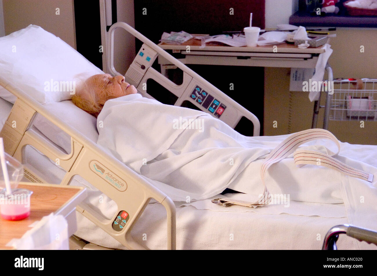 Ältere weibliche rehabilitiert nach Schlaganfall Stockfoto