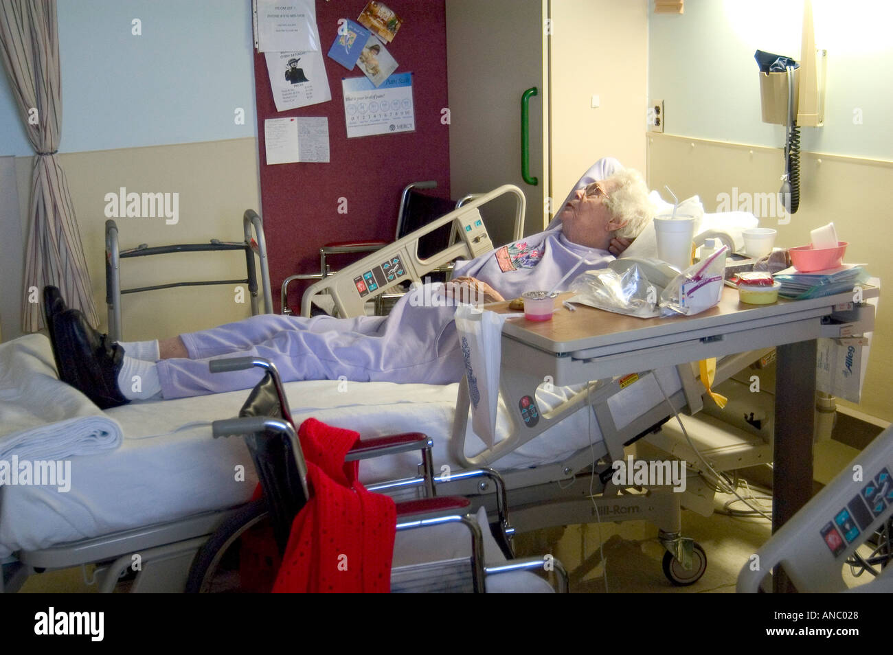 Ältere weibliche rehabilitiert nach Schlaganfall Stockfoto