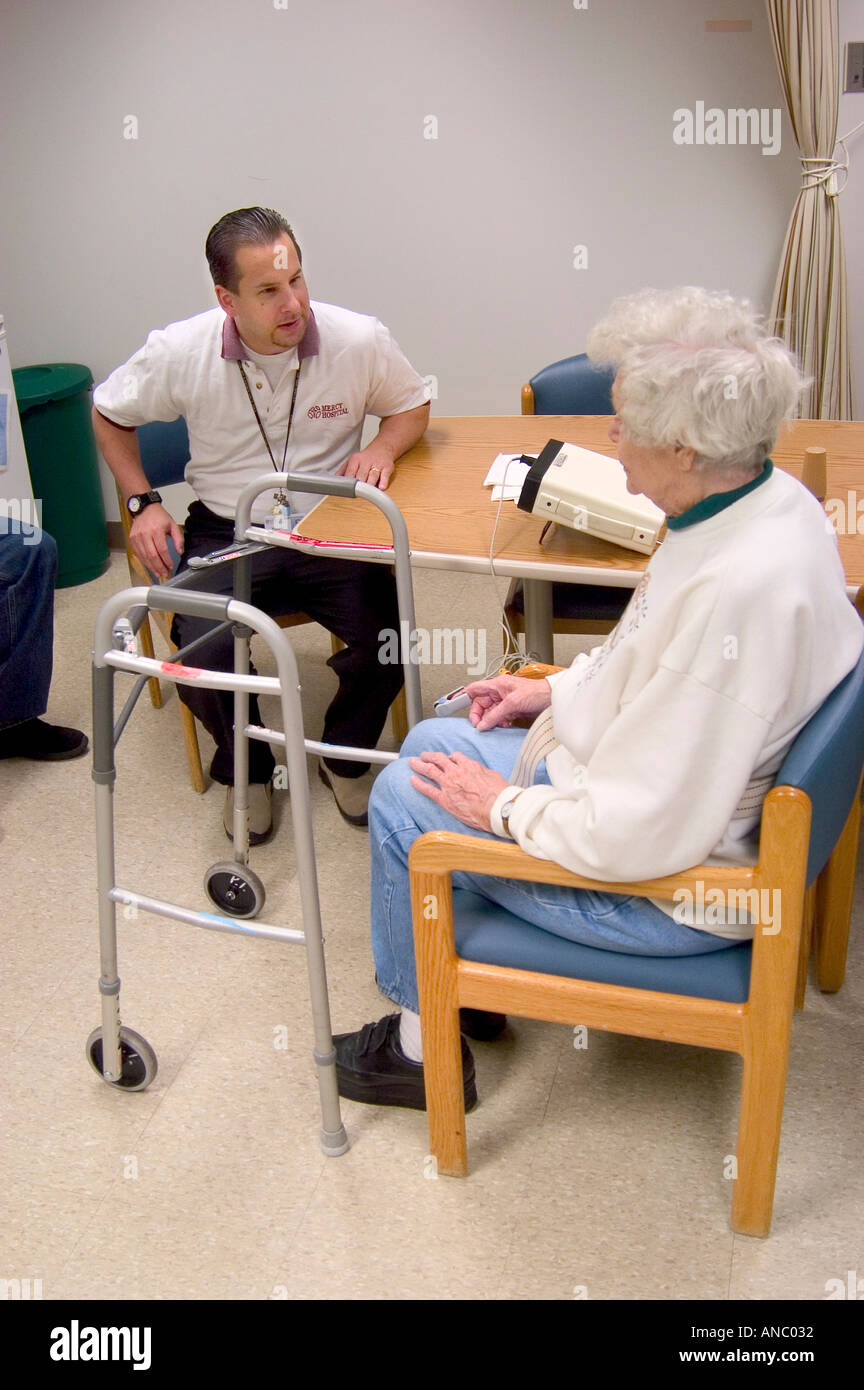 Ältere weibliche rehabilitiert nach Schlaganfall Stockfoto