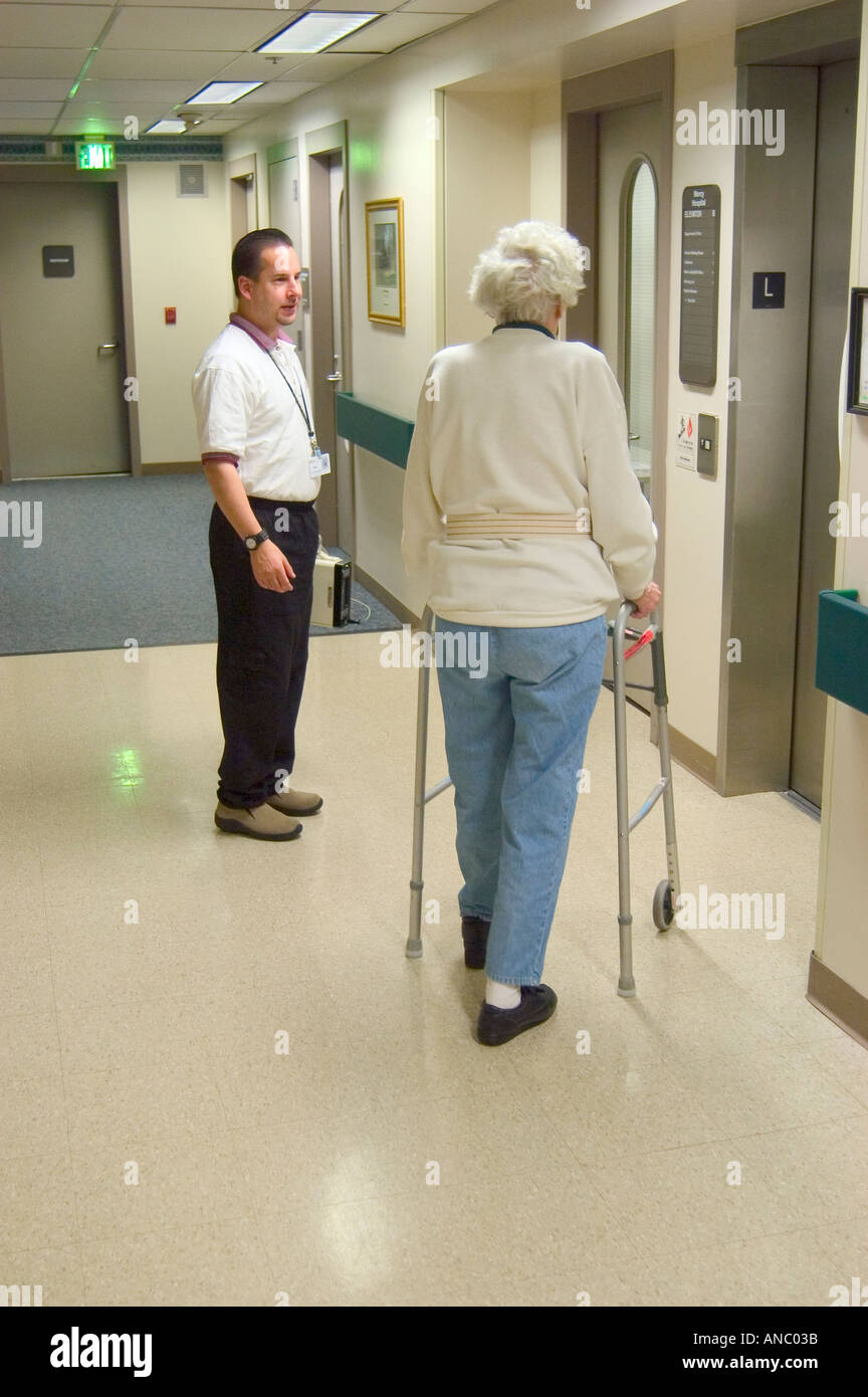 Ältere weibliche rehabilitiert nach Schlaganfall Stockfoto