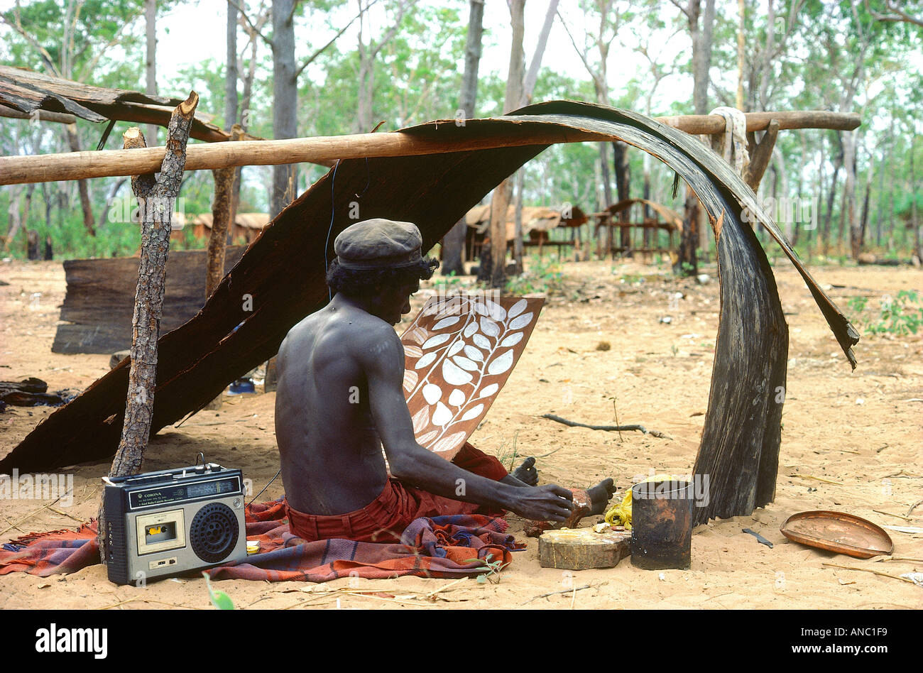 Aborigine-Künstler Jackie Sohn des Mandarg malt eine Rinde Malerei mit traditionellen Ocker auf seine Outstation Familienlager Kalobidahda Stockfoto