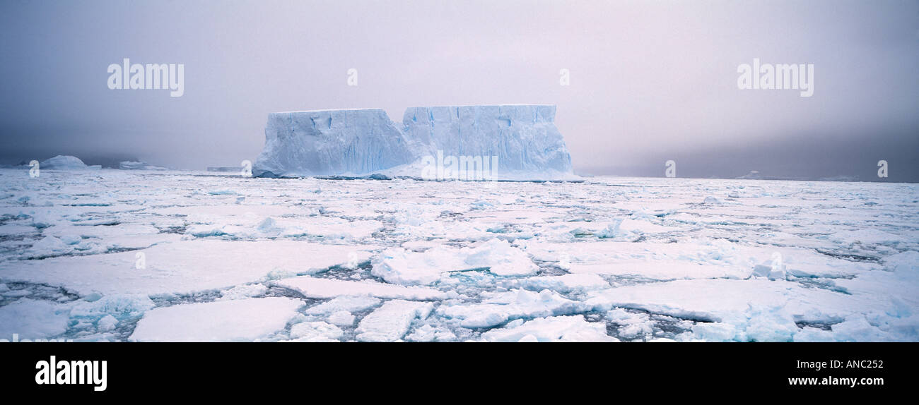 Tabellarische Eisberg und Packeis Weddellmeer Antarktis Stockfoto