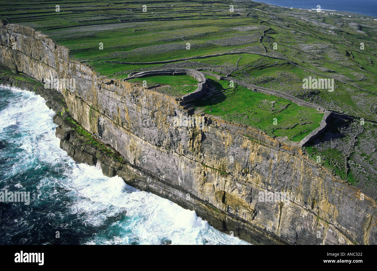 Dun Aenghus prähistorischen Steinkastell auf der Insel Inishmore, eines der Aran-Inseln, County Galway, Irland. Stockfoto