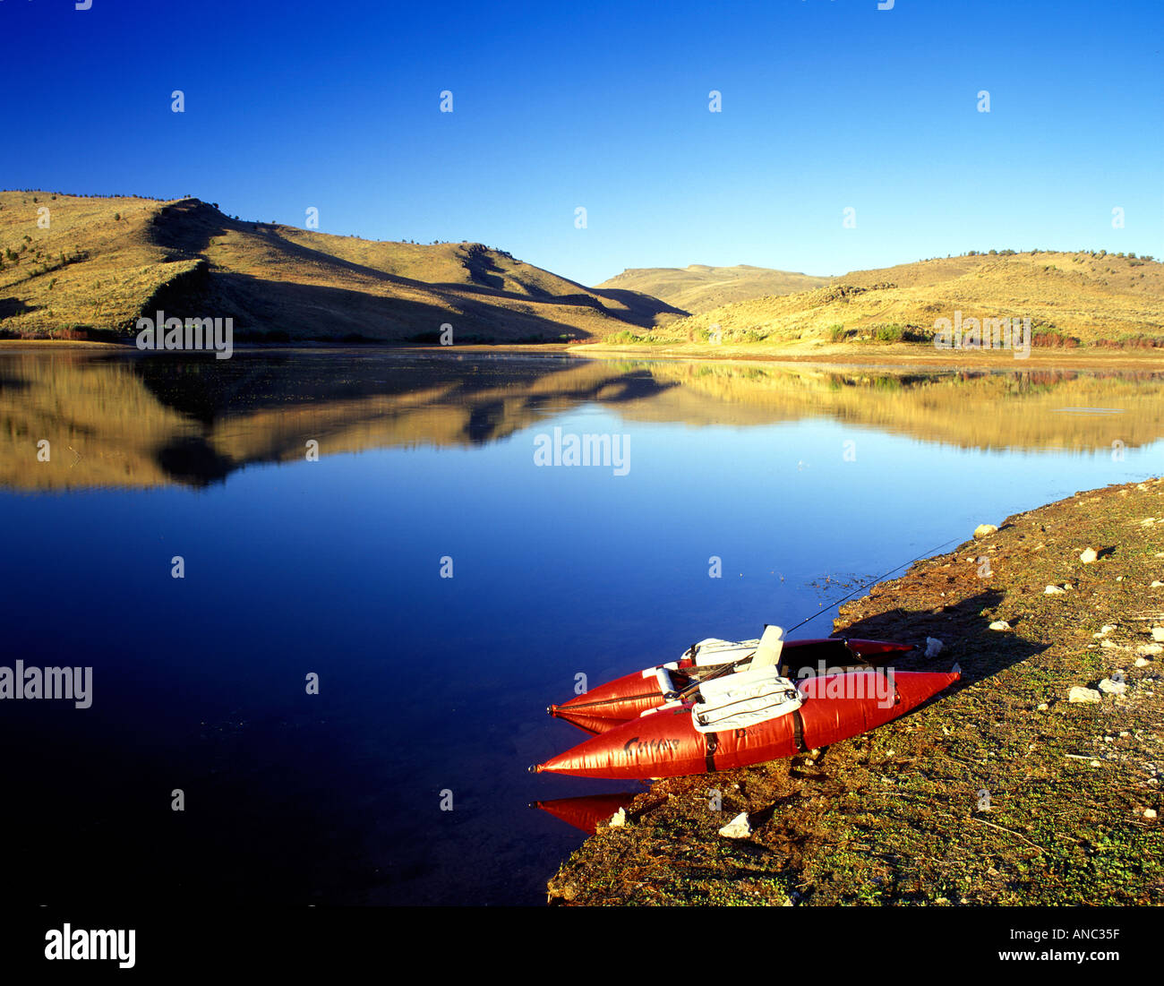 M00217M Tiff Kick Boot für das Fliegenfischen auf Higgins Reservoir Oregon Stockfoto