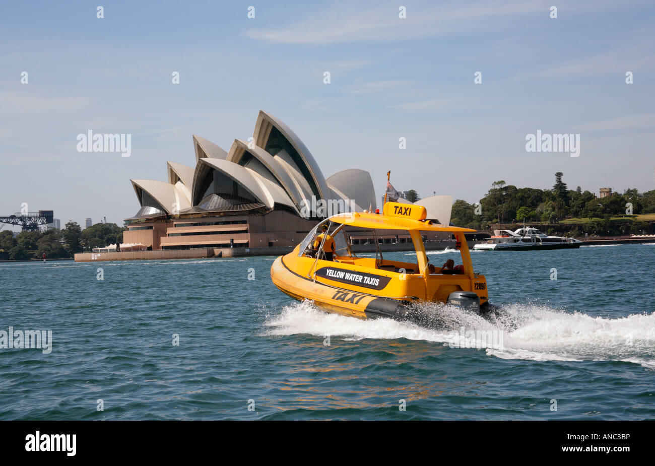 Sydney Harbour gelbe Wassertaxi nähert sich Sydney Opera House. Stockfoto