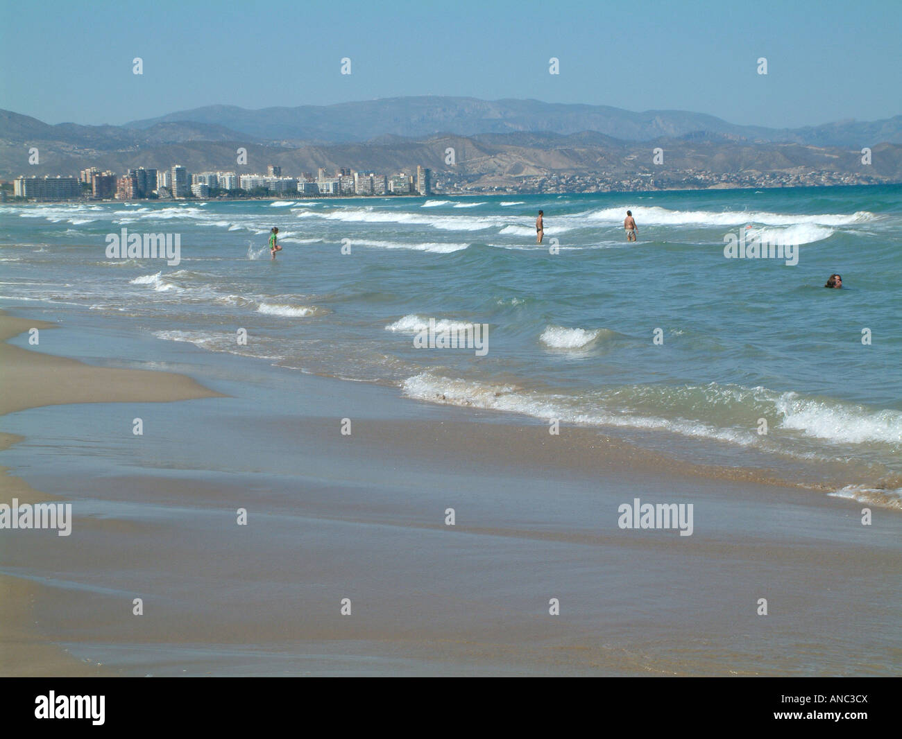 Blick vom Strand San Juan Playa in Richtung Campello, Alicante, Spanien Stockfoto
