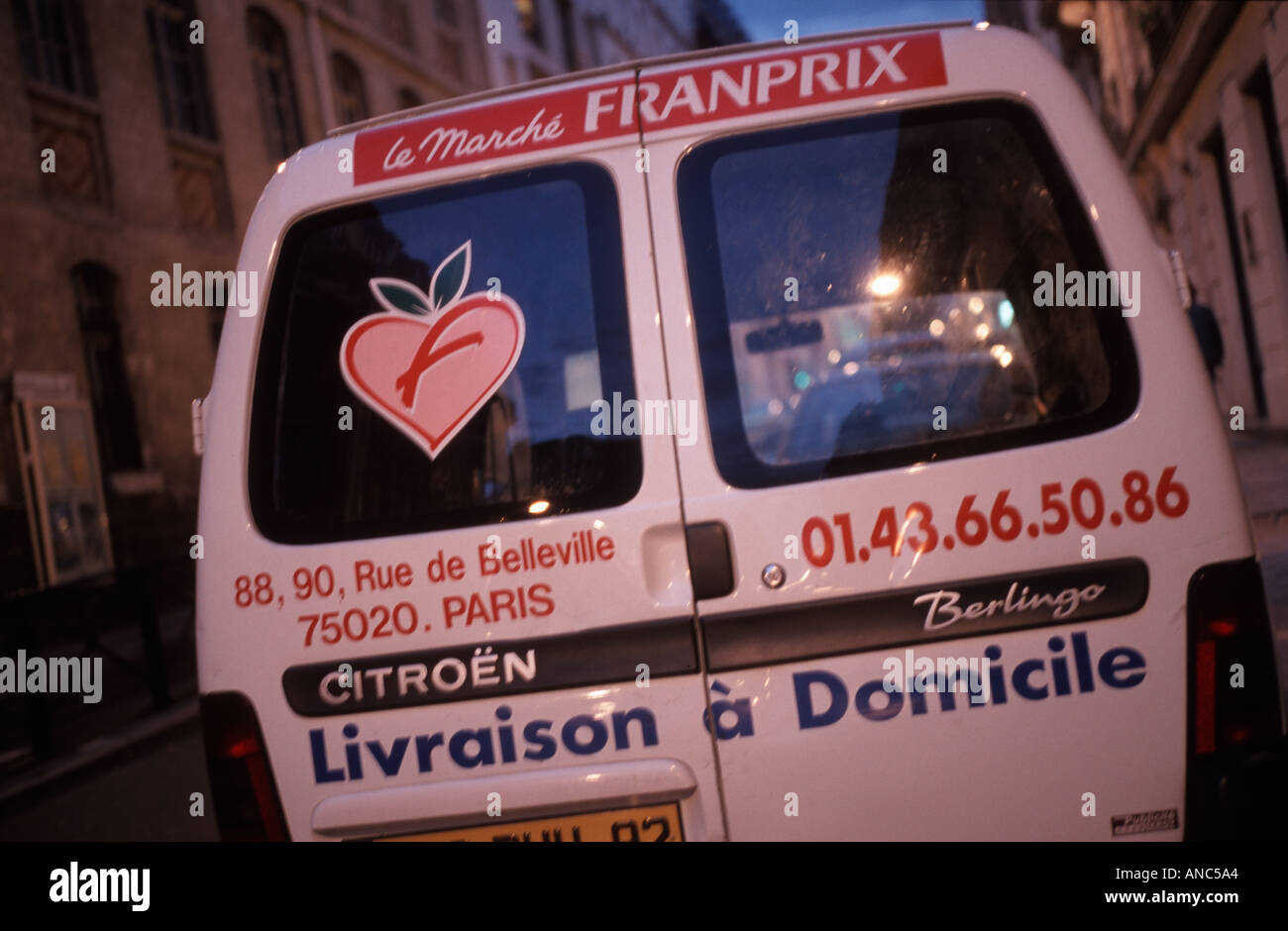 Lieferwagen Citroen Berlingo Supermarkt in Paris Zeichen drauf liest Livraison À Domicile als Home Delivery übersetzt Stockfoto
