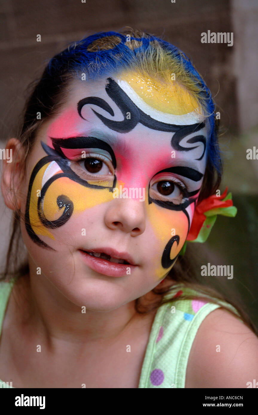 6 Jahre altes Mädchen bekam ihr Gesicht gemalt in New Haven jährliche Festival der Künste und Ideen. Stockfoto
