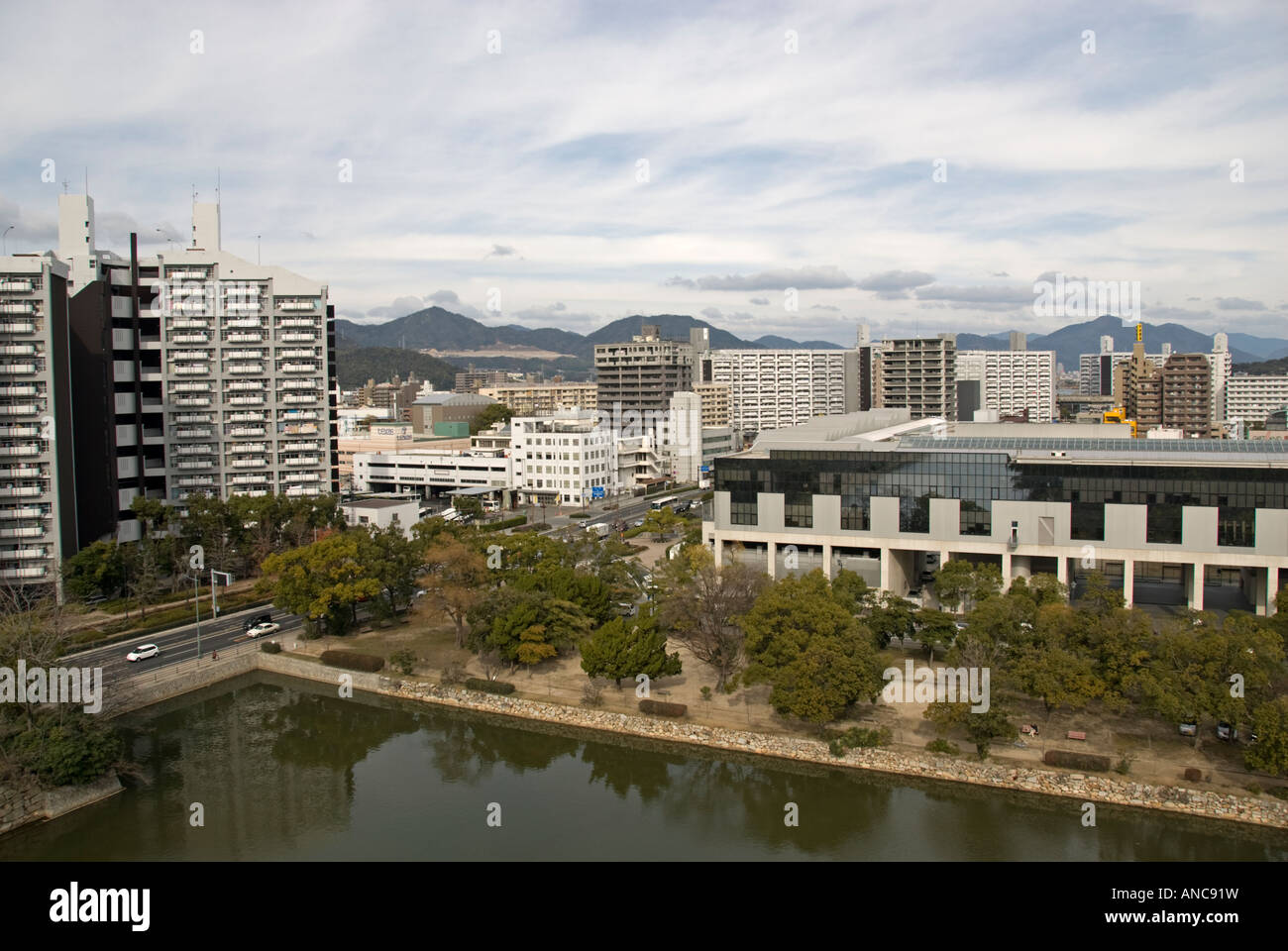 Hiroshima, Japan. Ansicht von oben der Burg zeigt moderne Stadt Hiroshima Stockfoto