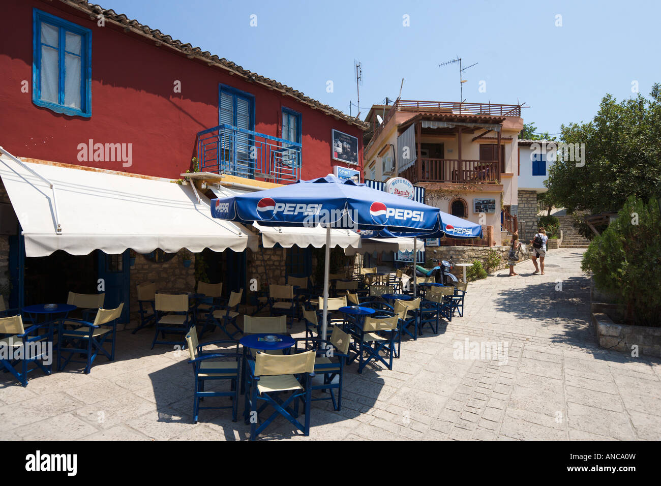 Taverne im Dorfzentrum, Afitos, Kassandra-Halbinsel Chalkidiki, Griechenland Stockfoto