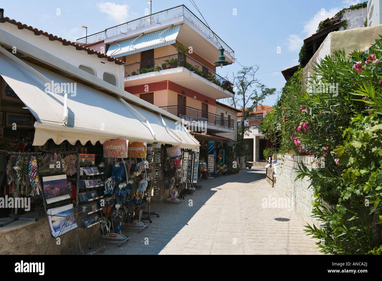 Geschäfte im Dorfzentrum, Afitos, Kassandra-Halbinsel Chalkidiki, Griechenland Stockfoto