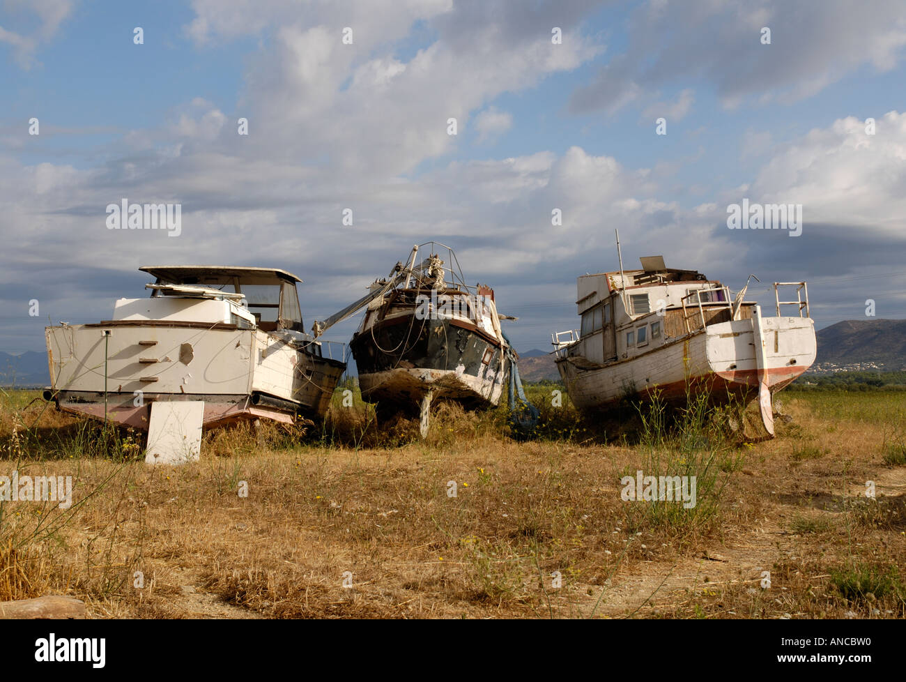 Verlassene Boote liegen in einem Feld verlassen Stockfoto