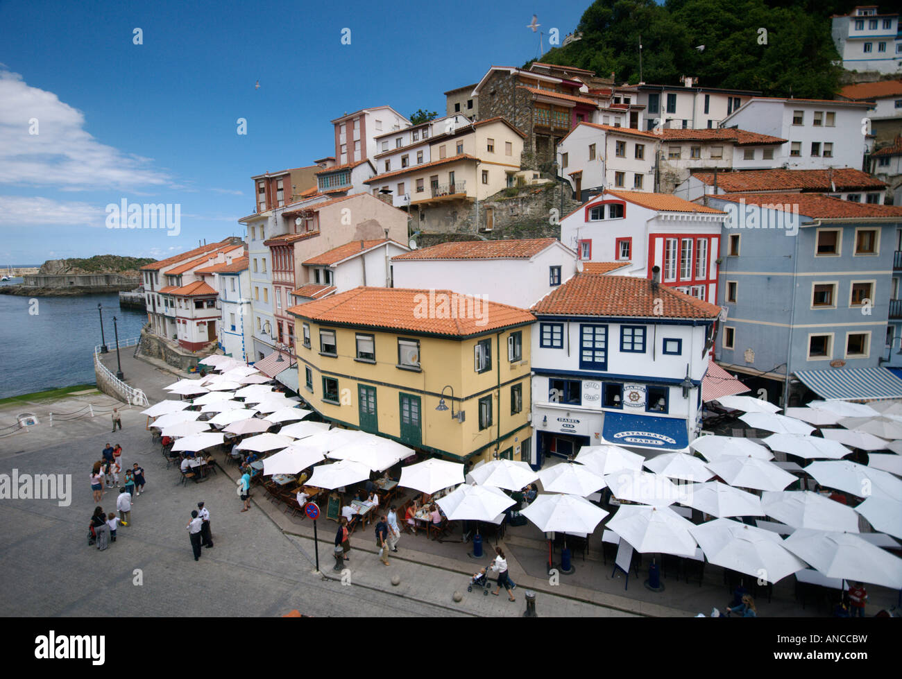 Fischerhäuser in Port Dorf von Cudillero Stockfoto