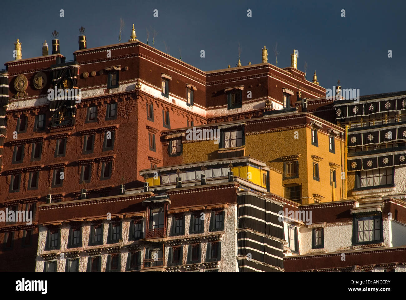 Die Farbe gewaschen Wände des Potala, die ehemalige Residenz des Dalai Lama in Lhasa, Tibet. Stockfoto